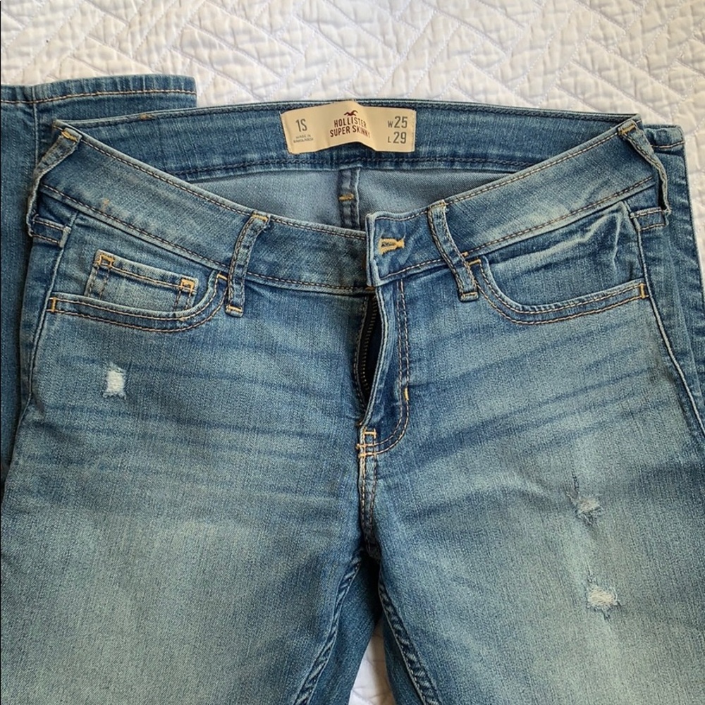 HOLLISTER distressed skinny jeans! Light wash